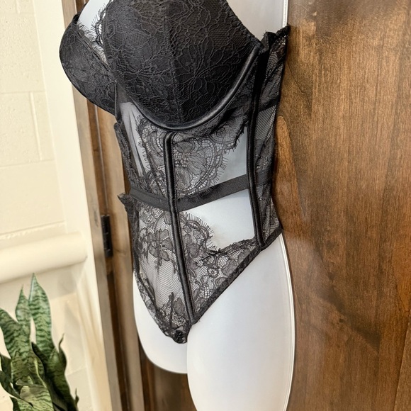 Victoria’s Secret bombshell lace teddy bodysuit push-up bra adds 2 cup size NWOT - Picture 2 of 9
